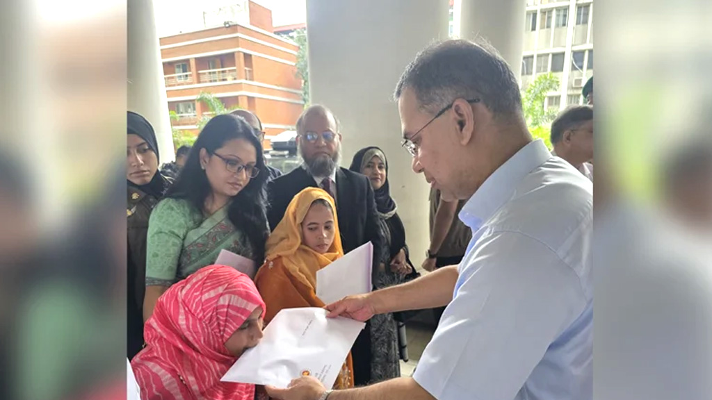 প্রতিবন্ধী তিনজনের হাতে নিয়োগপত্র তুলে দিলেন প্রধানমন্ত্রী