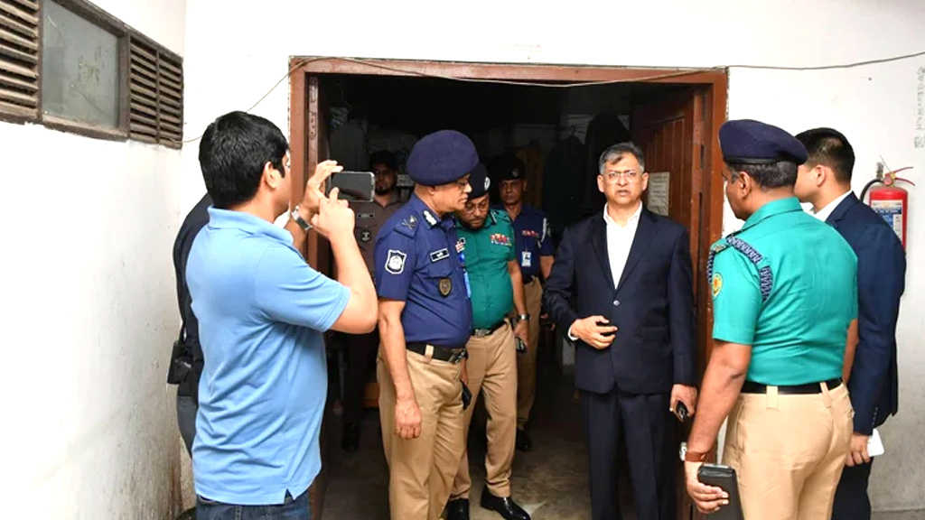 আকস্মিক তেজগাঁও থানা পরিদর্শনে স্বরাষ্ট্রমন্ত্রী সালাহউদ্দিন আহমদ