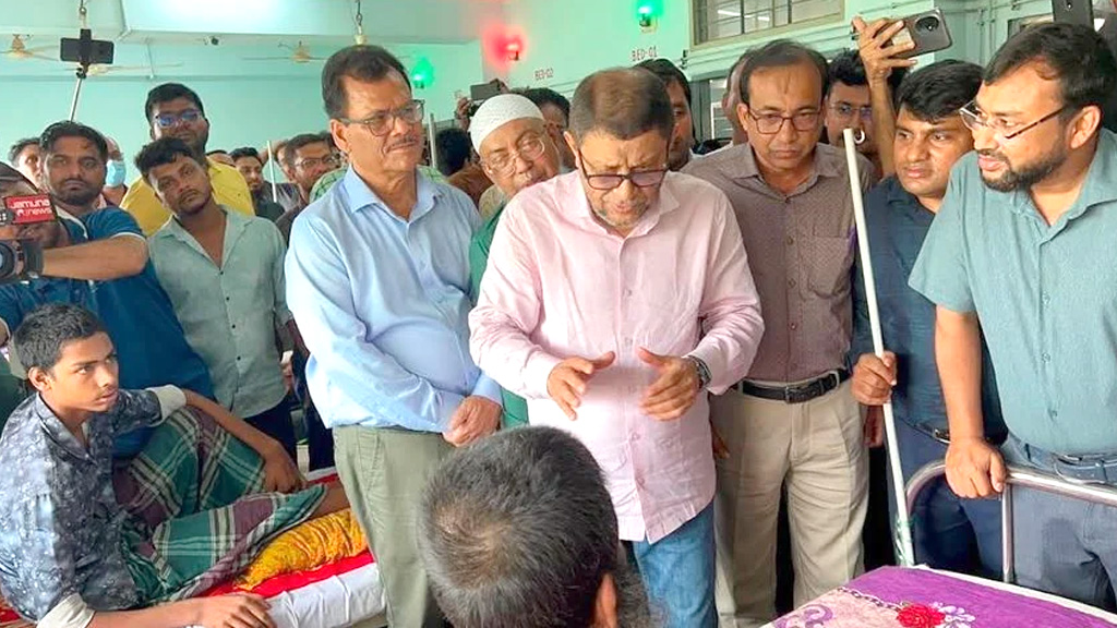 সাতক্ষীরায় আকস্মিক হাসপাতাল পরিদর্শনে স্বাস্থ্যমন্ত্রী, চিকিৎসাসেবা উন্নয়নের আশ্বাস