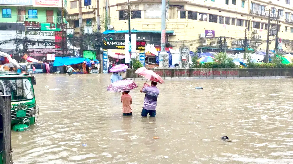 চট্টগ্রামে তিন ঘণ্টায় ১০৯ মিলিমিটার বৃষ্টি, নিচু এলাকায় জলাবদ্ধতা