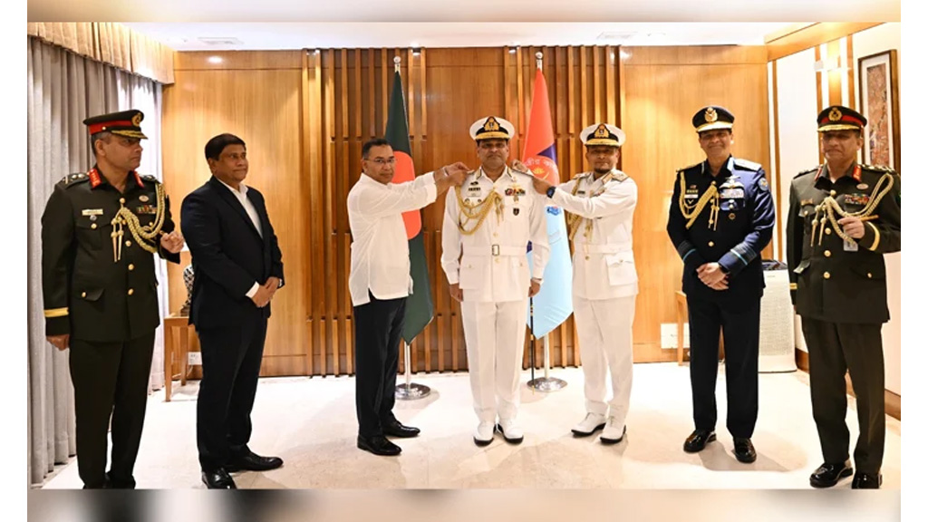 নবনিযুক্ত নৌপ্রধানকে র‌্যাঙ্ক ব্যাজ পরালেন প্রধানমন্ত্রী
