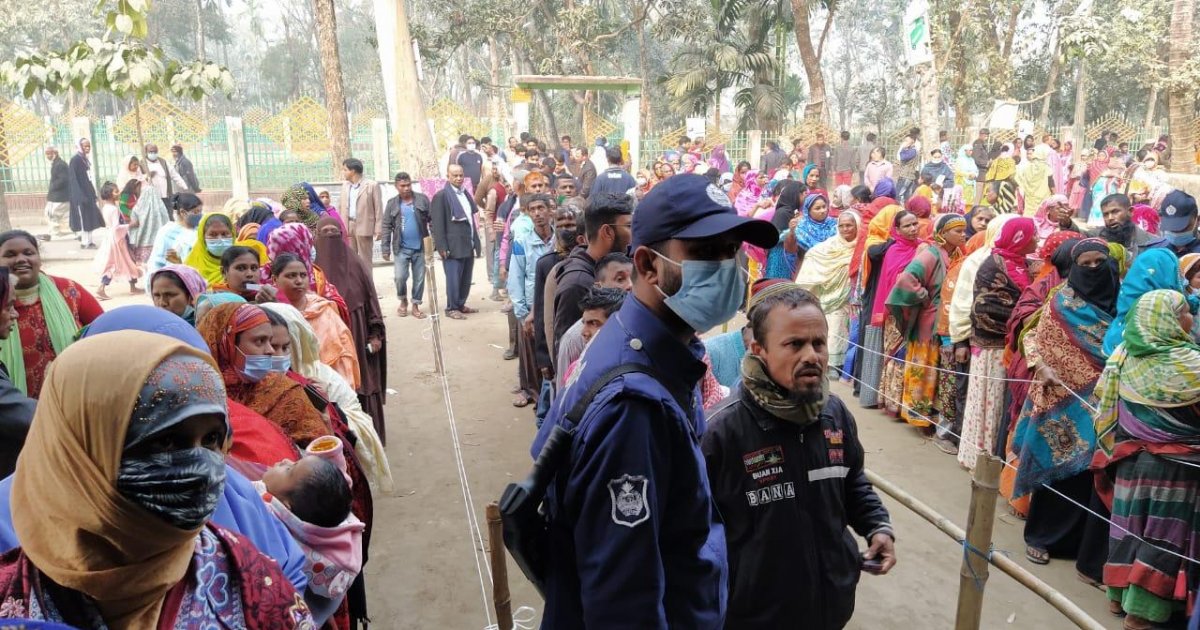 উৎসবমুখর ভোটের দিন: নির্ভয়ে ভোট দিয়ে আনন্দিত সাধারণ মানুষ