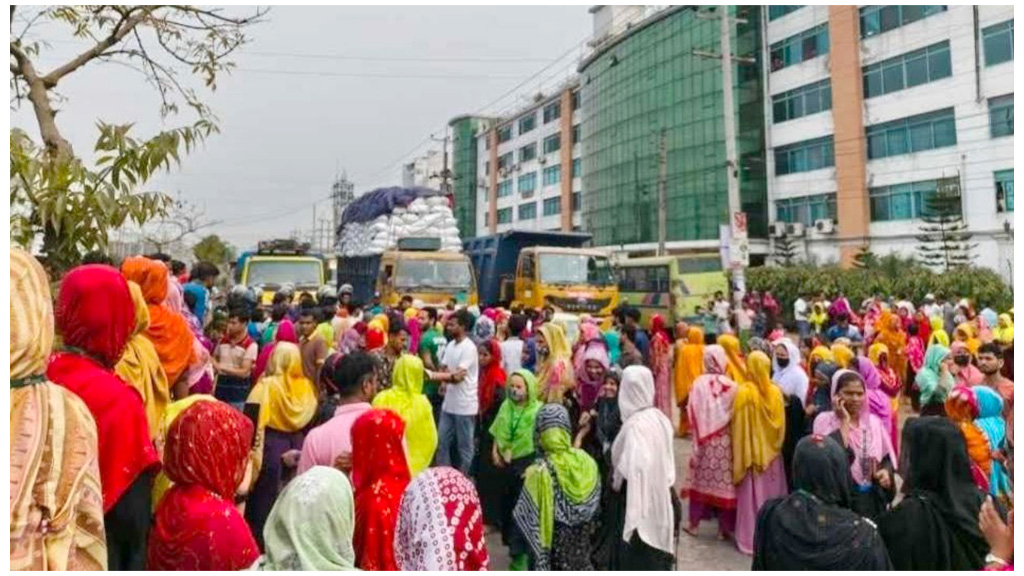 ভালুকায় বকেয়া বেতন-ঈদ বোনাস দাবিতে মহাসড়ক অবরোধ