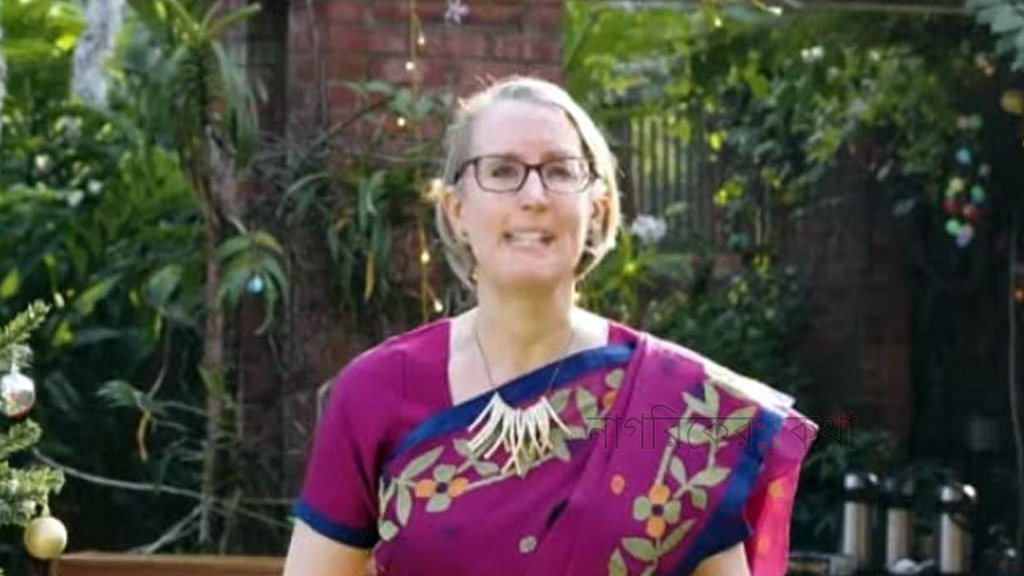 টাঙ্গাইলের শাড়ি পরে বড়দিন উদযাপন করলেন ব্রিটিশ হাইকমিশনার