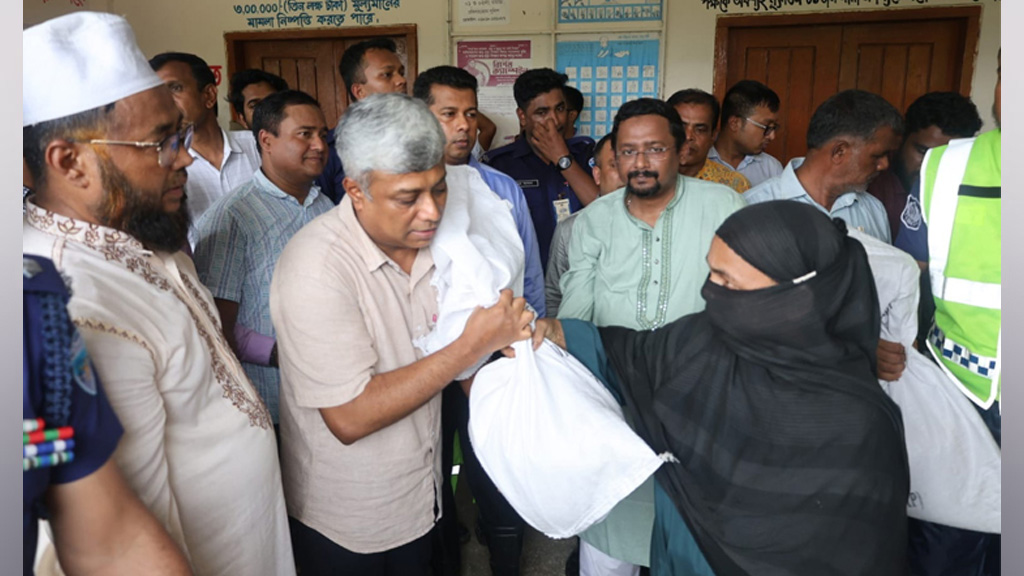 বাঁশখালীতে বন্যার্তদের মাঝে ত্রাণ বিতরণ করলেন প্রতিমন্ত্রী
