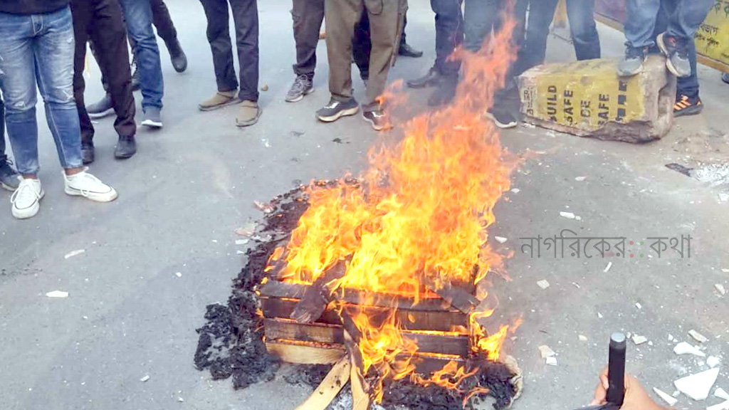 পুলিশ–ব্যবসায়ী সংঘর্ষে রণক্ষেত্র কারওয়ান বাজার