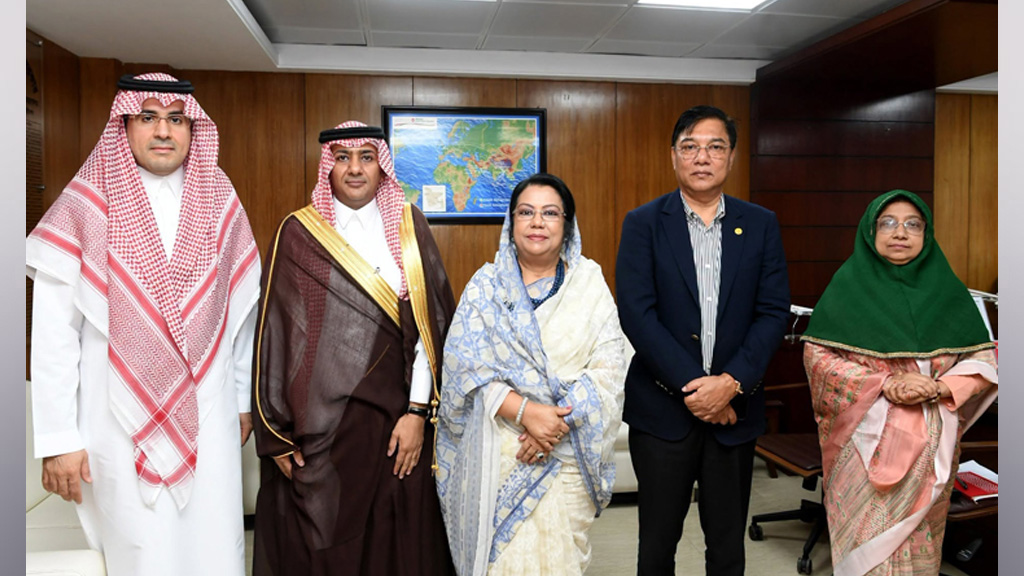 বাংলাদেশি হাজিদের হজের ব্যয় কমাতে সৌদি আরবের সহযোগিতা চাইলেন বিমানমন্ত্রী