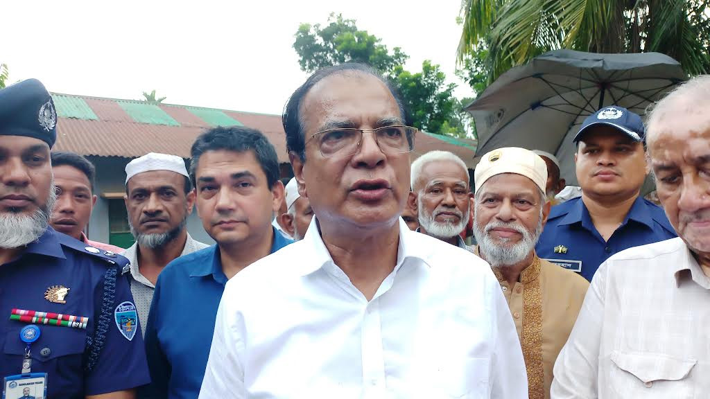 বান্দরবানে বন্যাদুর্গত এলাকা পরিদর্শনে ত্রাণমন্ত্রী: ‘সরকার দুর্গত মানুষের পাশে আছে’