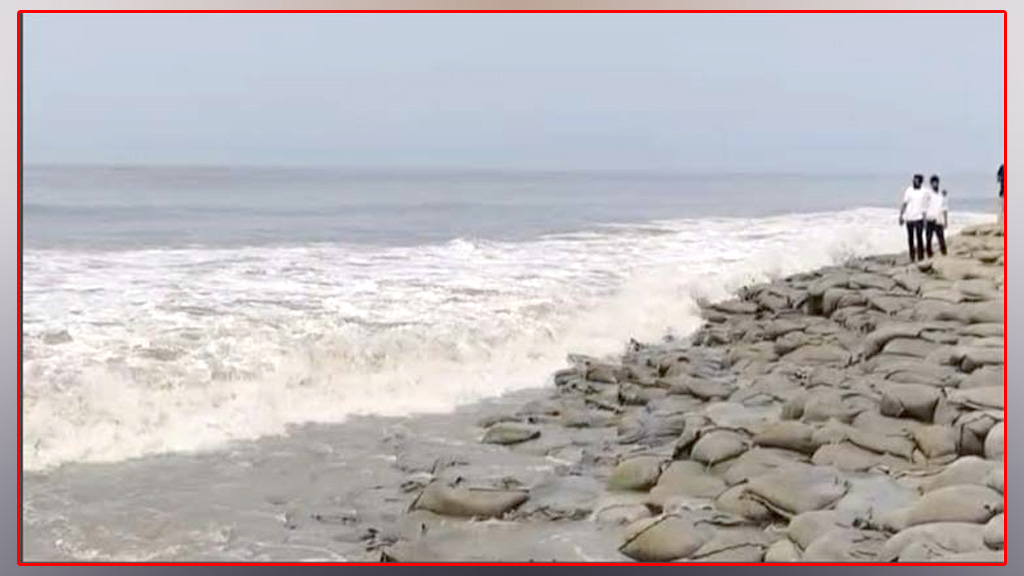 পটুয়াখালীতে টানা বৃষ্টি, উত্তাল সাগর; চার সমুদ্রবন্দরে ৩ নম্বর সতর্কসংকেত