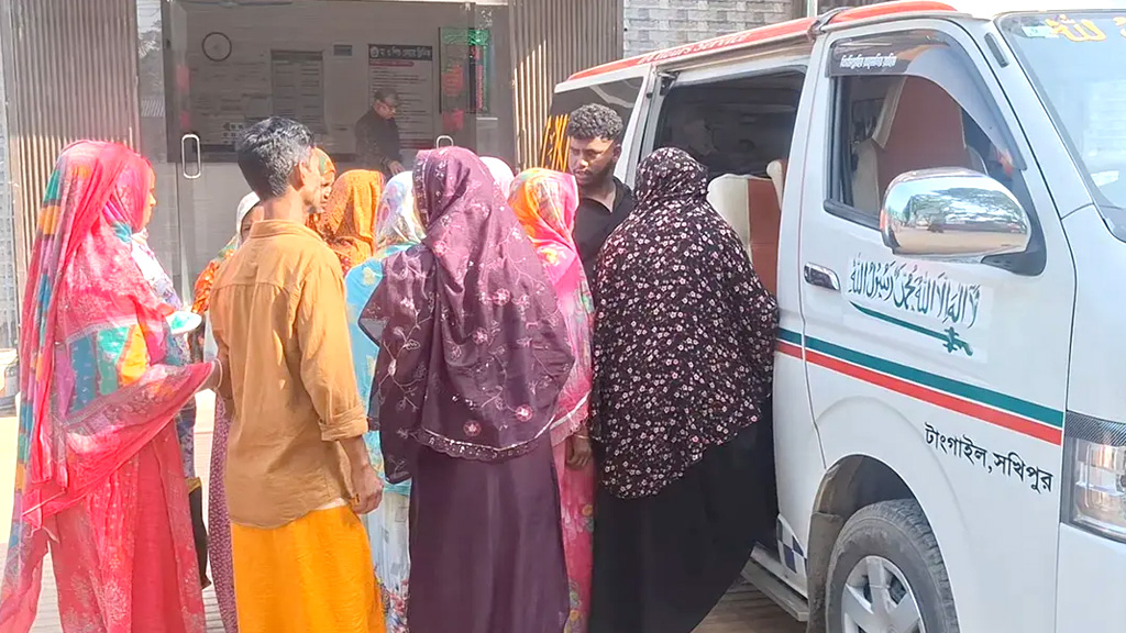 রাস্তার পাশের ঝোপ থেকে জীবিত নবজাতক উদ্ধার