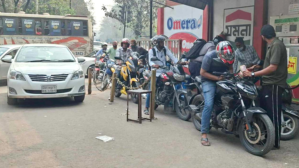 জ্বালানি তেলের জন্য পাম্পে দীর্ঘ লাইন, মিলছে সীমিত পরিমাণ