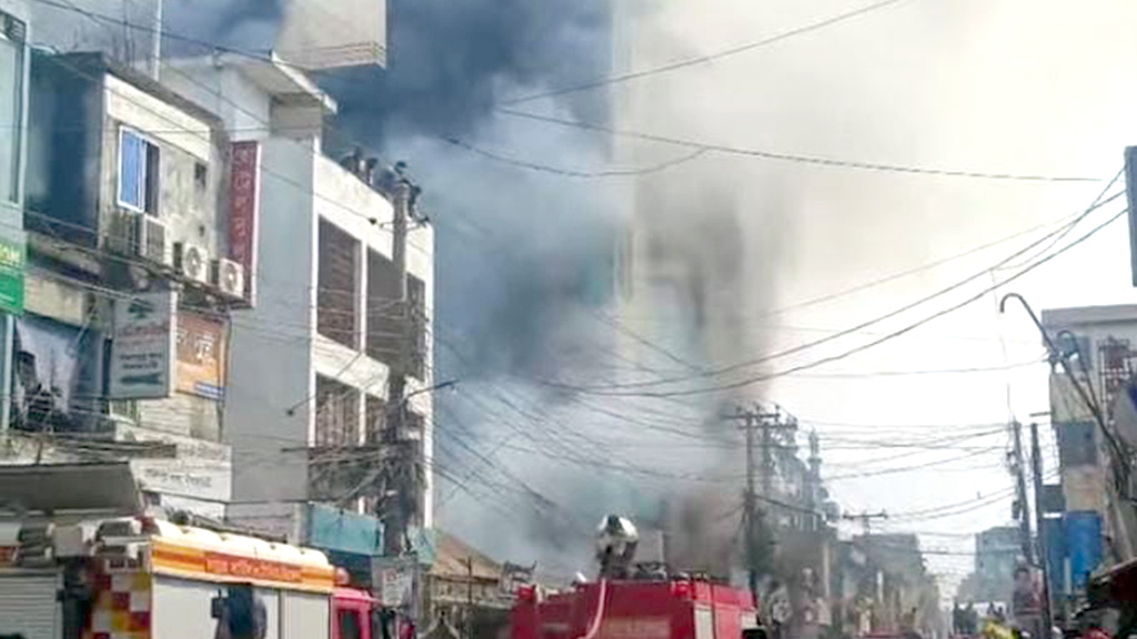 সৈয়দপুরে ঢাকা ব্যাংকে ভয়াবহ আগুন, ৩ ইউনিট নিয়ন্ত্রণে