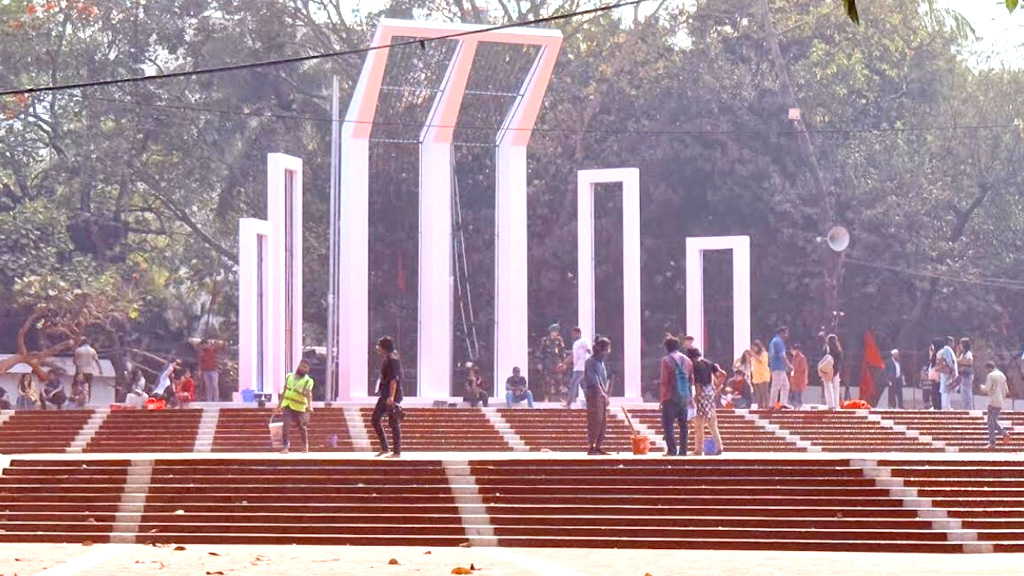 রং-তুলির ছোঁয়ায় প্রস্তুতির শেষ পর্যায়ে শহীদ মিনার প্রাঙ্গণ