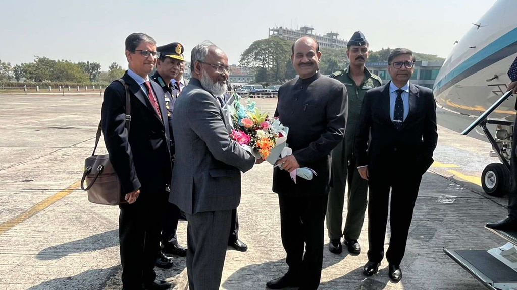ঢাকায় এসেছেন ভারতের লোকসভার স্পিকার ও পররাষ্ট্র সচিব