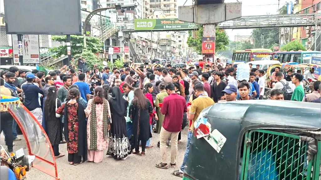 এইচএসসি পরীক্ষা নিয়ে ক্ষোভ, সাইন্সল্যাব অবরোধ করে শিক্ষার্থীদের বিক্ষোভ