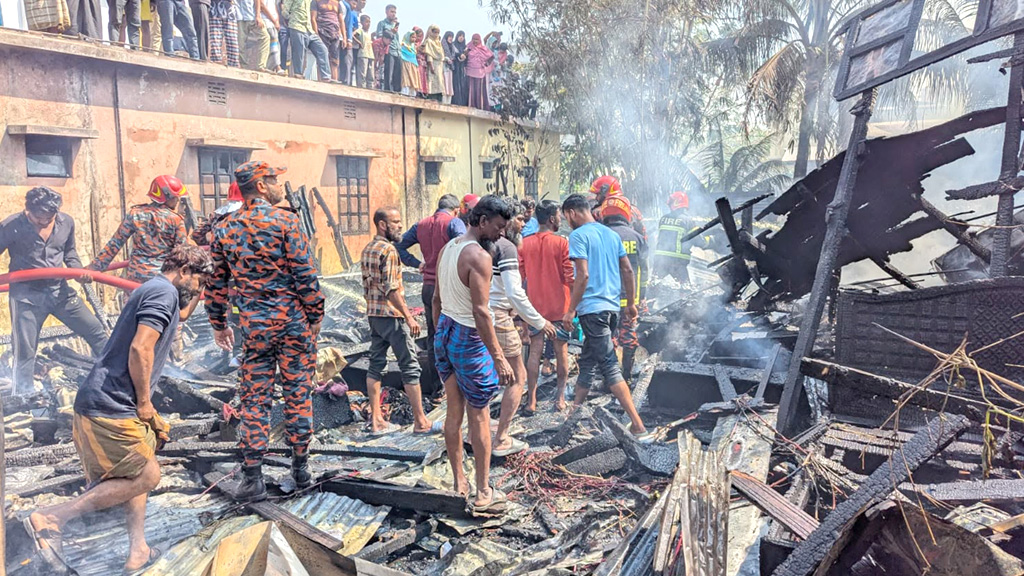 পটুয়াখালীতে ভয়াবহ অগ্নিকাণ্ডে বসতঘর পুড়ে ছাই