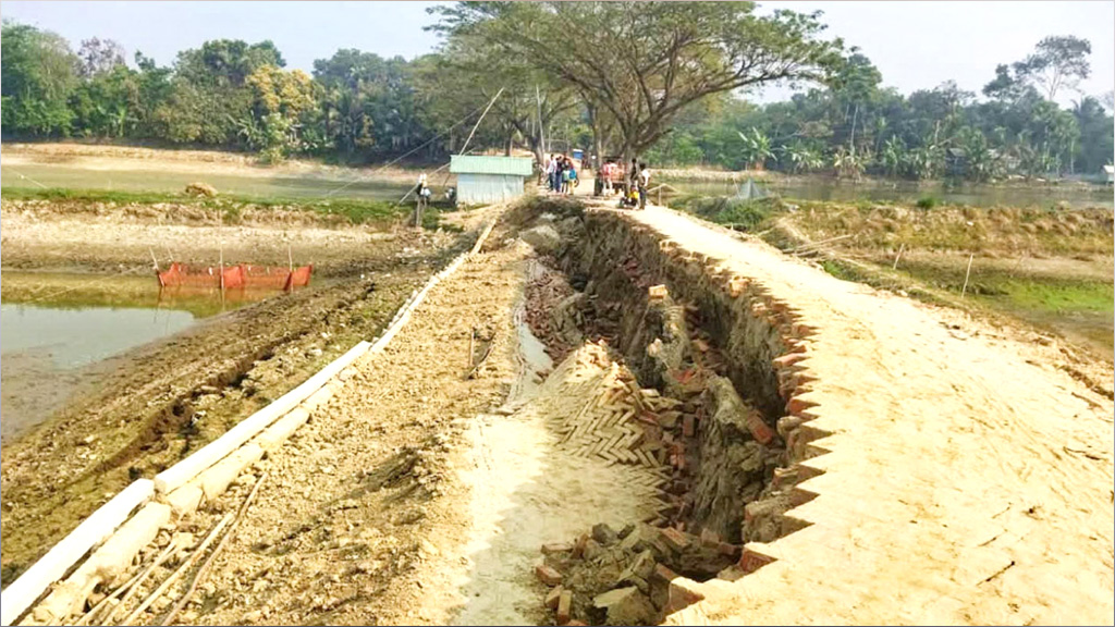 নির্মাণকাজ শেষ না হতেই সেতুর সংযোগ সড়ক ধসে দুই গ্রামের যোগাযোগ বিচ্ছিন্ন