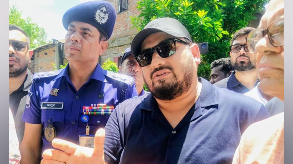 বন্যাকবলিত চট্টগ্রামে ক্ষতিগ্রস্তদের পাশে রিজভী ও ভূমি প্রতিমন্ত্রী
