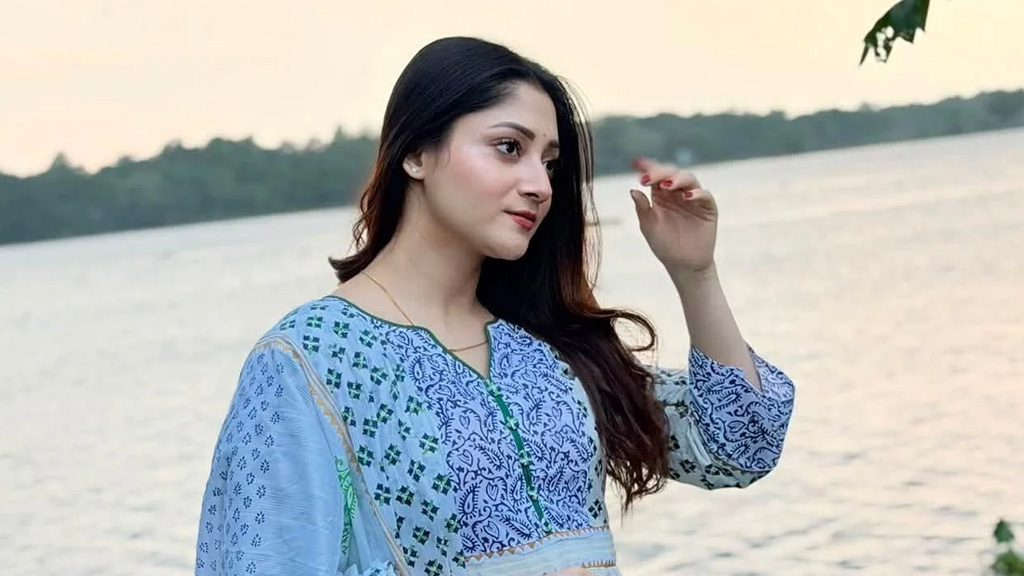 বাগদানের গুঞ্জনের মধ্যেই নতুন ছবিতে আলোচনায় পূজা চেরি