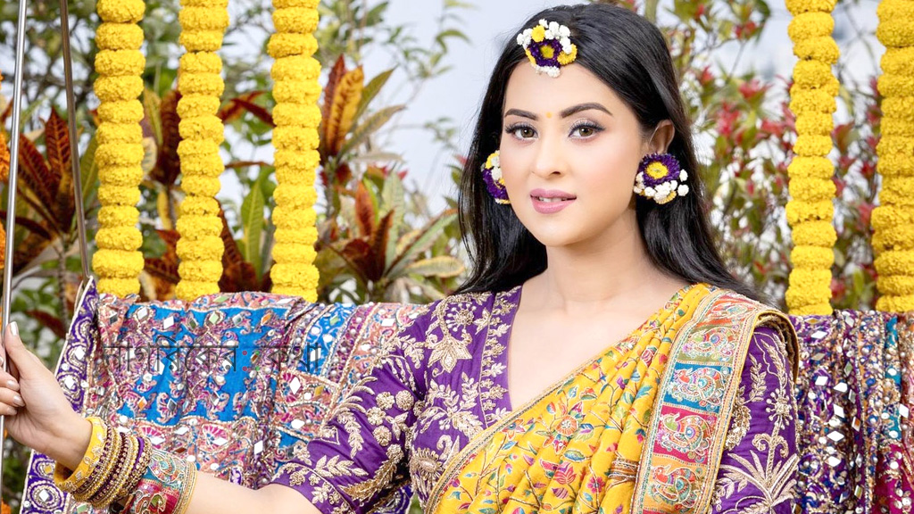 হলুদের সাজে দ্যুতি ছড়ালেন বুবলী