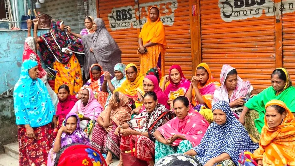 কাজের অপেক্ষায় সকাল কাটে শ্রমজীবী নারীদের, ৫০০ টাকাতেই মেলে দিনের মজুরি