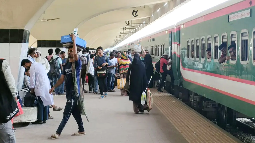 কমলাপুরে ঈদের ছুটি শেষে ঢাকায় মানুষের ভিড়