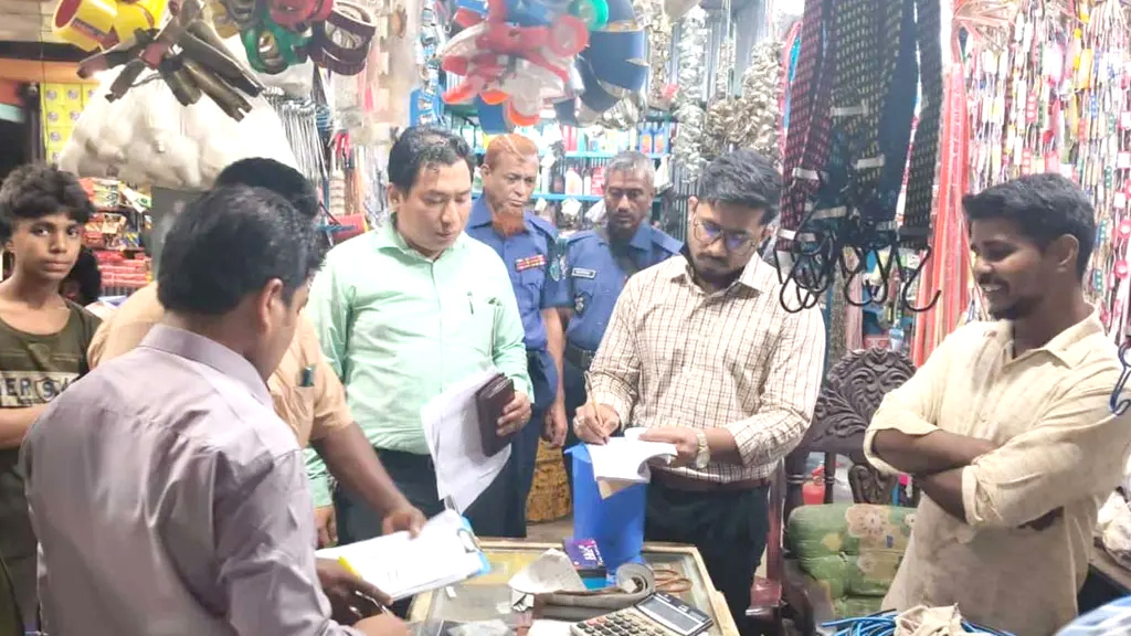 বেশি দামে তেল বিক্রি, চট্টগ্রামে দুই দোকানিকে জরিমানা