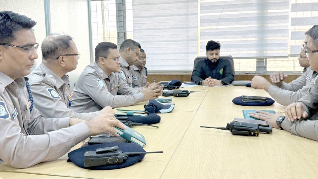 আইনশৃঙ্খলা ও ট্রাফিক নিয়ন্ত্রণে ডিসিদের সঙ্গে প্রতিমন্ত্রী ইশরাকের বৈঠক