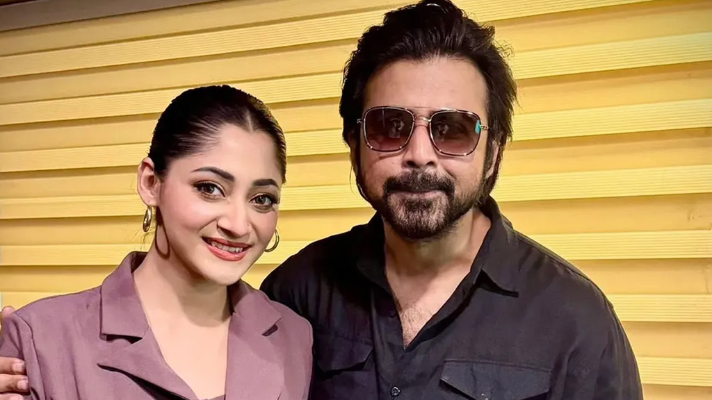 স্টেডিয়ামে নজর কাড়লেন পূজা-নিশো