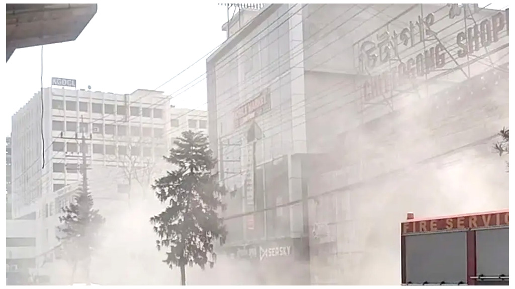 চট্টগ্রামে শপিং কমপ্লেক্সে আগুন, নিয়ন্ত্রণে কাজ করছে ৫ ইউনিট