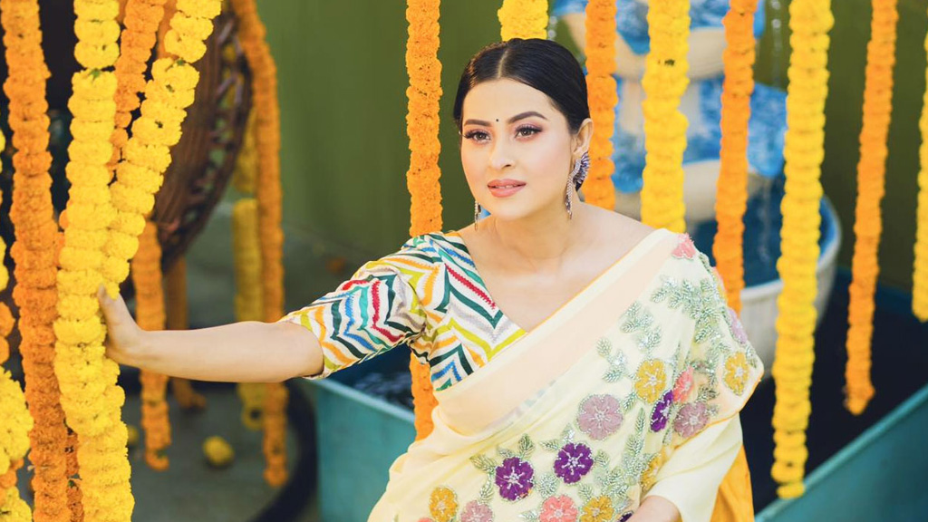 বসন্তের সাজে বুবলী