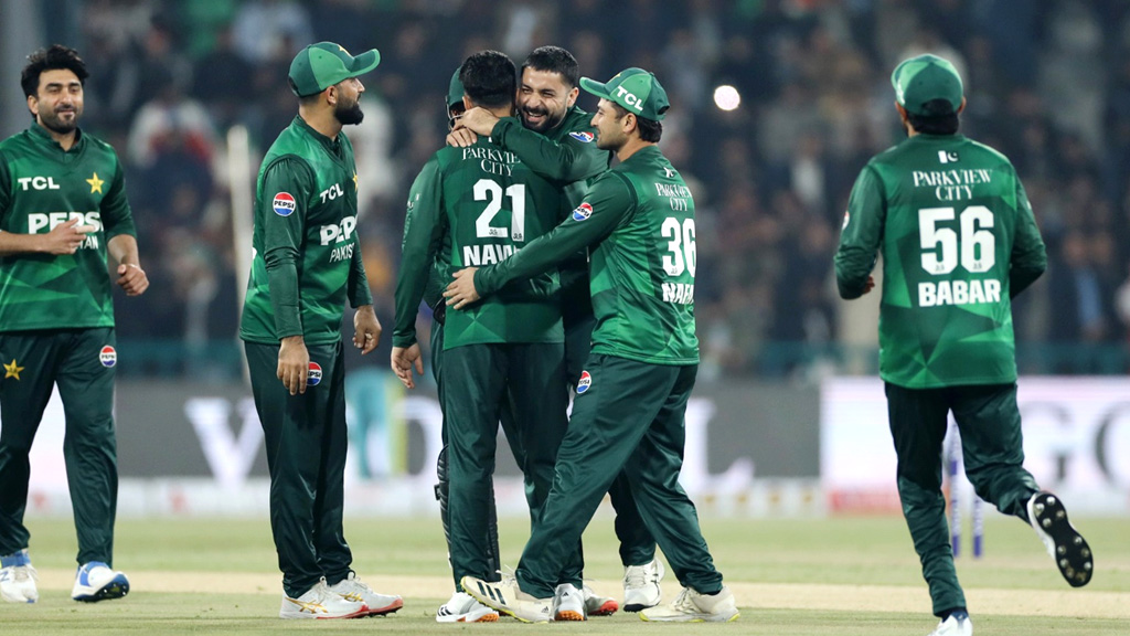 ৭ বছরের অপেক্ষা শেষে অস্ট্রেলিয়াকে হারাল পাকিস্তান