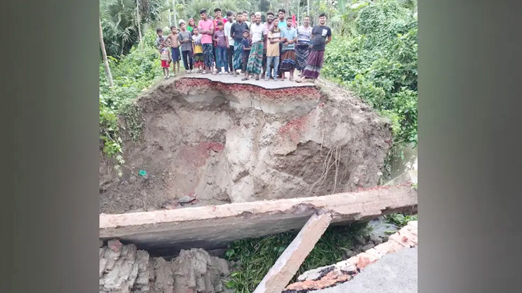 অতিবৃষ্টিতে মাগুরায় কালভার্ট ধস, বিচ্ছিন্ন সড়ক যোগাযোগ