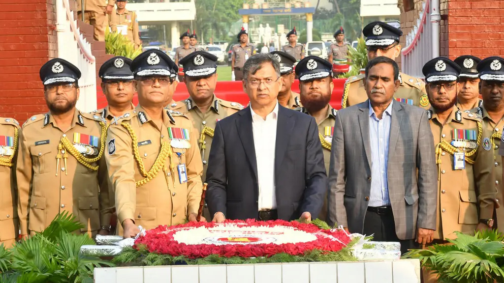 শহীদ পুলিশ সদস্যদের প্রতি স্বরাষ্ট্রমন্ত্রী ও আইজিপির শ্রদ্ধা