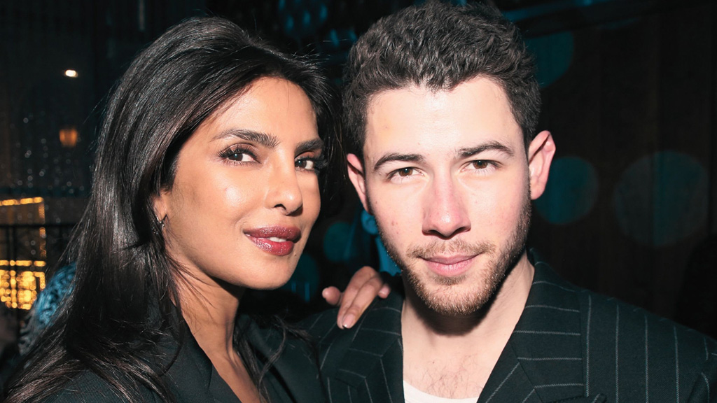 প্রথম দেখাতেই নিকের সঙ্গে ঘনিষ্ঠ মুহূর্তে আবেগপ্রবণ প্রিয়াঙ্কা চোপড়া