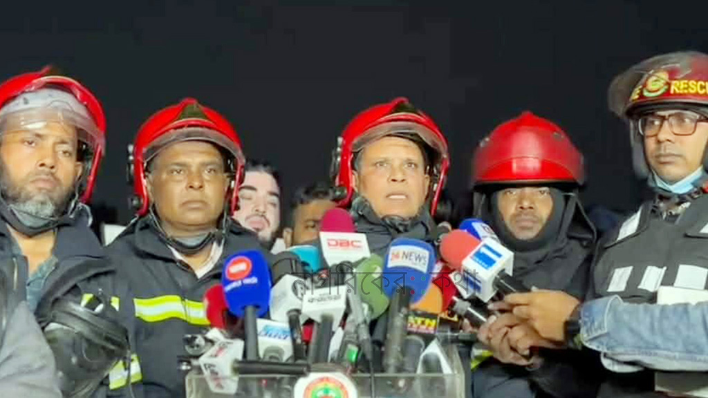 গুলিস্তানে বহুতল ভবনে আগুন: ছাদের গুদামে ছিল ধর্মীয় উপকরণ