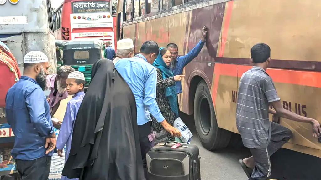 গাবতলীতে ঢাকাফেরা শুরু, বাড়িও যাচ্ছেন অনেকে