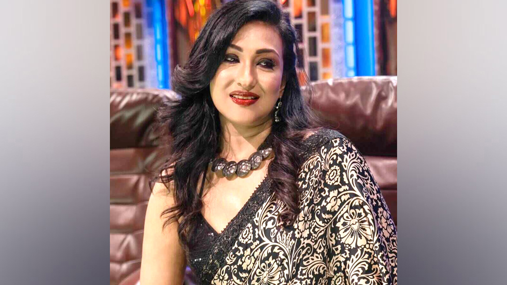 ‘বারবার চুলে হাত দেওয়া আমার বদ অভ্যাস’, ট্রল নিয়ে মুখ খুললেন ঋতুপর্ণা