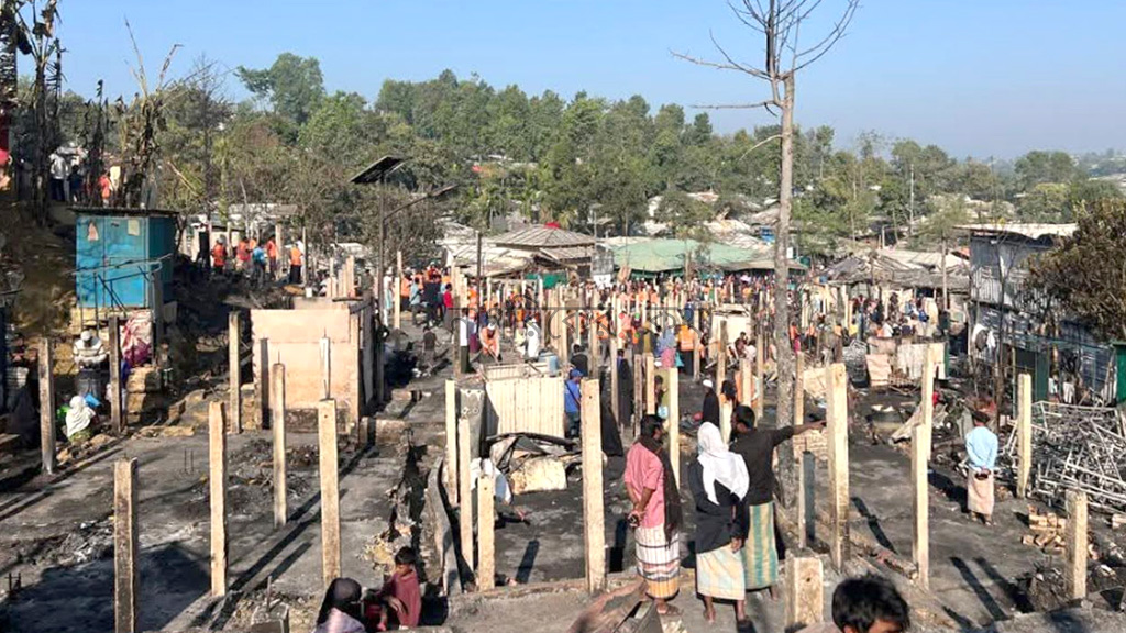 খোলা আকাশের নিচে তিন হাজার রোহিঙ্গা, আগুনে পুড়ল সাড়ে ৪ শতাধিক ঘর
