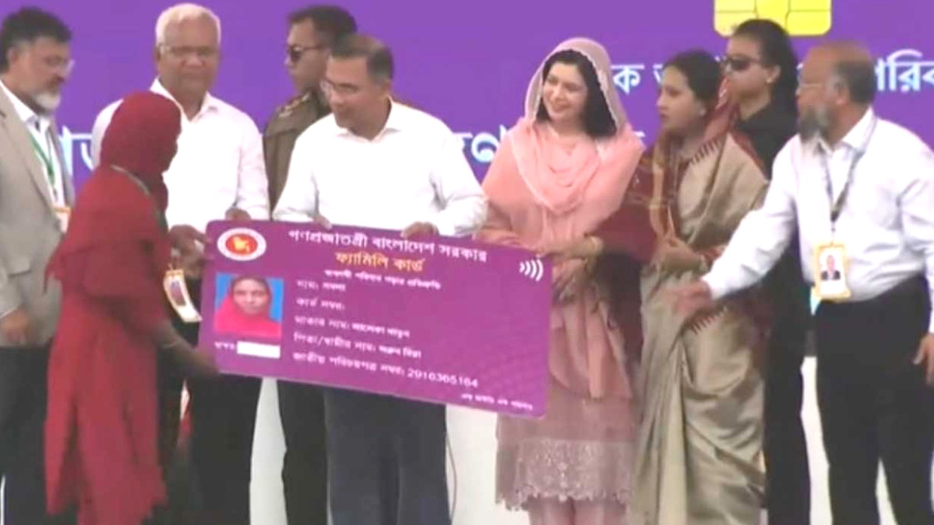 প্রধানমন্ত্রী নারীদের হাতে ‘ফ্যামিলি কার্ড’ তুলে দিলেন