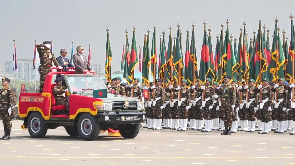 জাতীয় প্যারেড স্কয়ারে জাঁকজমকপূর্ণ কুচকাওয়াজ