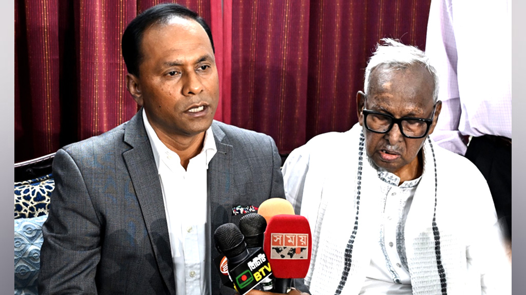 হাসপাতালে গিয়ে সাবেক স্পিকার জমির উদ্দিন সরকারের খোঁজ নিলেন ডেপুটি স্পিকার
