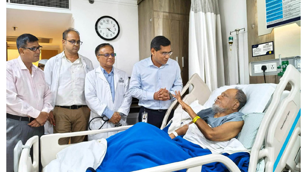 হাসপাতালে রফিকুল ইসলাম মিয়াকে দেখতে প্রধানমন্ত্রীর ব্যক্তিগত চিকিৎসক