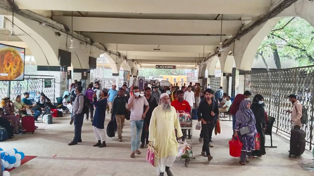 ভোগান্তি এড়াতে আগেভাগেই বাড়ির পথে মানুষ, স্টেশনে যাত্রীদের ভিড়