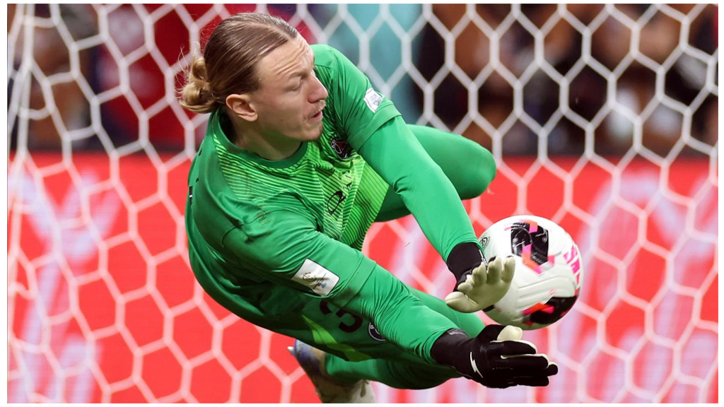 ভাঙা হাত নিয়েও টাইব্রেকারে পিএসজি গোলকিপারের বীরত্ব