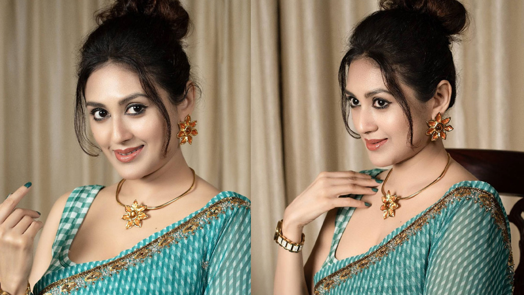 শাড়ি ও খোঁপা চুলে কুসুমের স্নিগ্ধতা