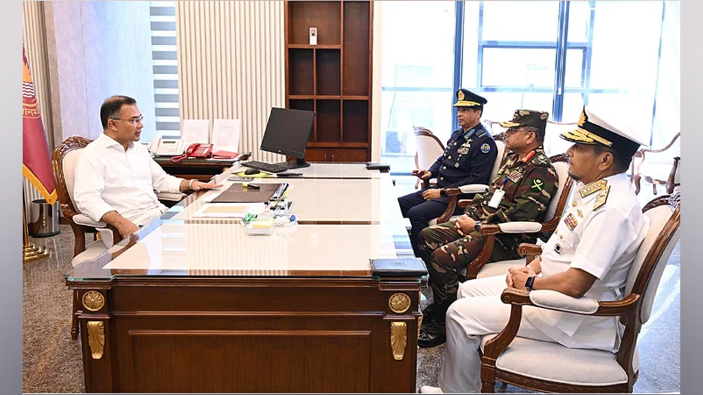 প্রধানমন্ত্রীর সঙ্গে তিন বাহিনী প্রধানের সৌজন্য সাক্ষাৎ