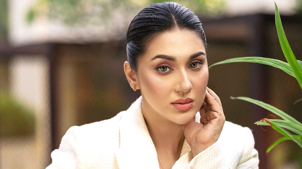 অপু বিশ্বাসের ভক্তদের বার্তা: ‘আপনারা কাদা ছোঁড়াছুড়িতে জড়াবেন না’