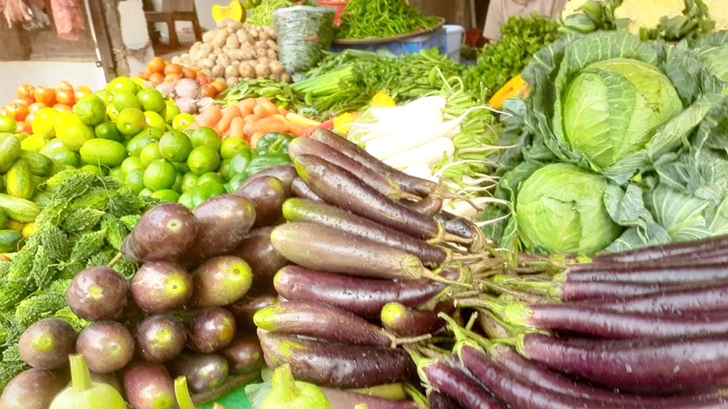 লেবুর দাম কমেছে, বেগুন আজও শতক ছাড়িয়ে