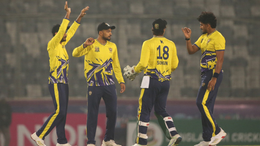 খালেদের আগুনে বোলিং, ধূমকেতুকে নিয়ে ফাইনালে দুর্বার একাদশ